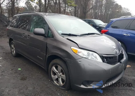 2017 Toyota Sienna Le 8 Passenger z USA, uszkodzony, nr VIN 5TDKZ3DC4HS766908